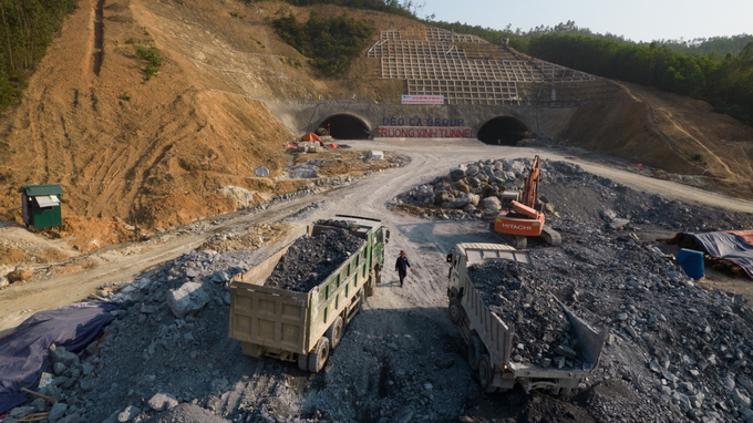 Song song với hầm Trường Vinh, hầm Thung Thi hiện nay đang gấp rút thực hiện những công việc cuối cùng để cuối năm 2022 đưa công trình vào sử dụng, theo báo cáo của ban điều hành, hiện nay hầm Thung thi đang thực hiện thi công màng chống thấm, thi công đổ bê tông vỏ hầm, lắp thiết bị vận hành hầm… 