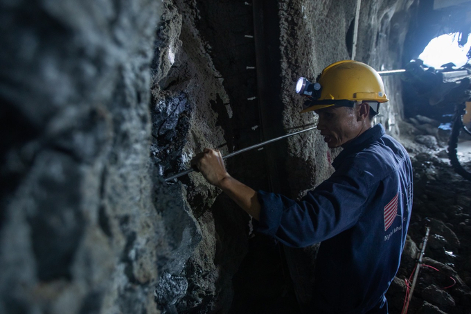 Hiện nay, hầm Trường Vinh có 130 lao động, 100% CBCNV đều làm việc xuyên lễ. Trước đó, ngày 25/4, Tập đoàn Đèo Cả đã đào thông nhánh trái hầm Trường Vinh, đánh dấu cột mốc quan trọng cho toàn dự án. Hạng mục hầm đi qua núi Mồng Gà nối hai tỉnh Thanh Hóa - Nghệ An, hầm được khởi công từ tháng 7/2021. Tập đoàn Đèo Cả triển khai thi công 12 mũi, gồm 2 mũi thi công độc lập cho 2 ống hầm; 02 mũi thi công cầu; 08 mũi thi công phần đường, cống thoát nước,… sử dụng nhiều máy móc thiết bị chuyên dụng hiện đại.