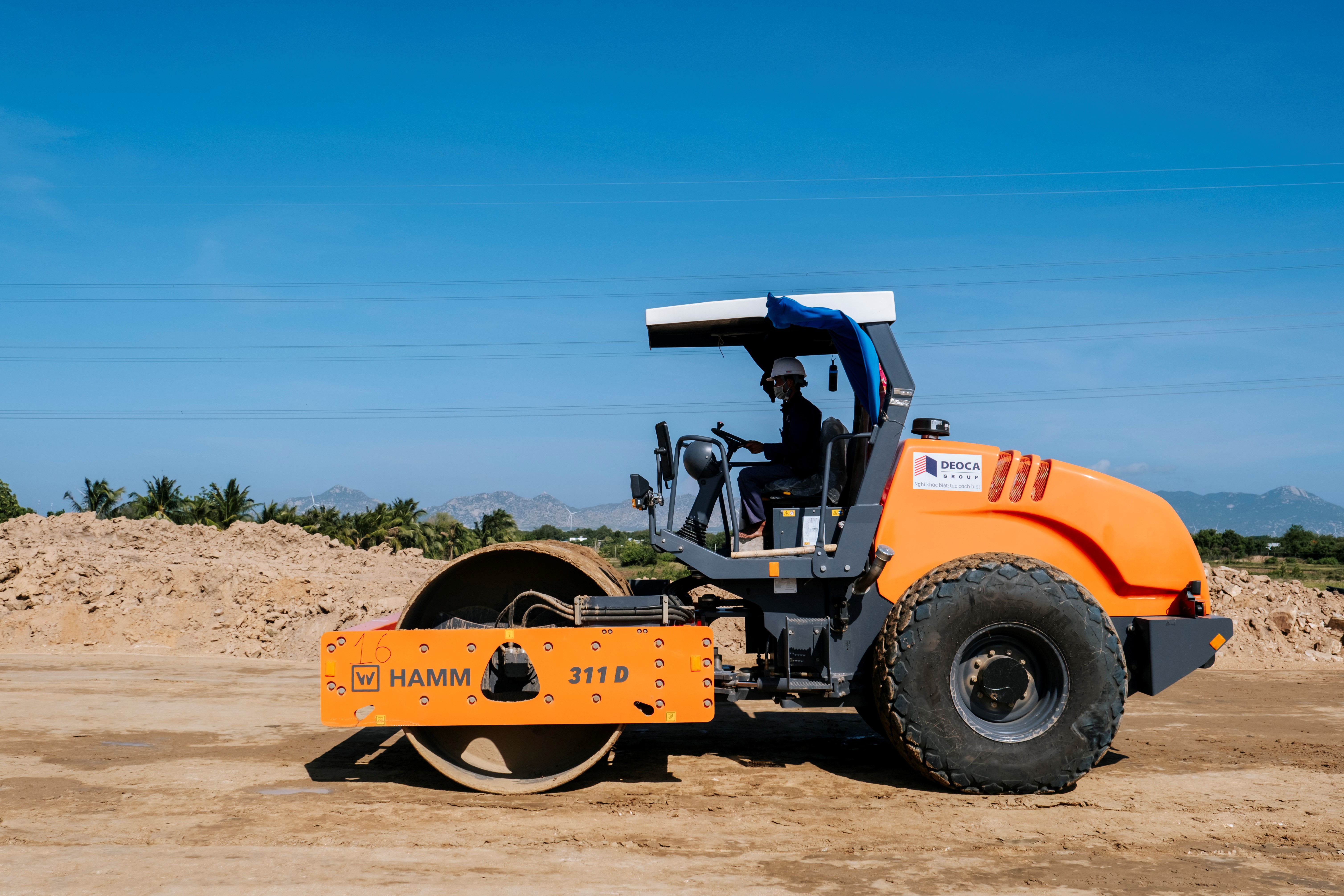 Những ngày này, trên công trường dự án trời nắng như đổ lửa, nhiệt độ thường xuyên ở mức khoảng 35 độ C, nhưng các kỹ sư, công nhân vẫn miệt mài làm việc. 