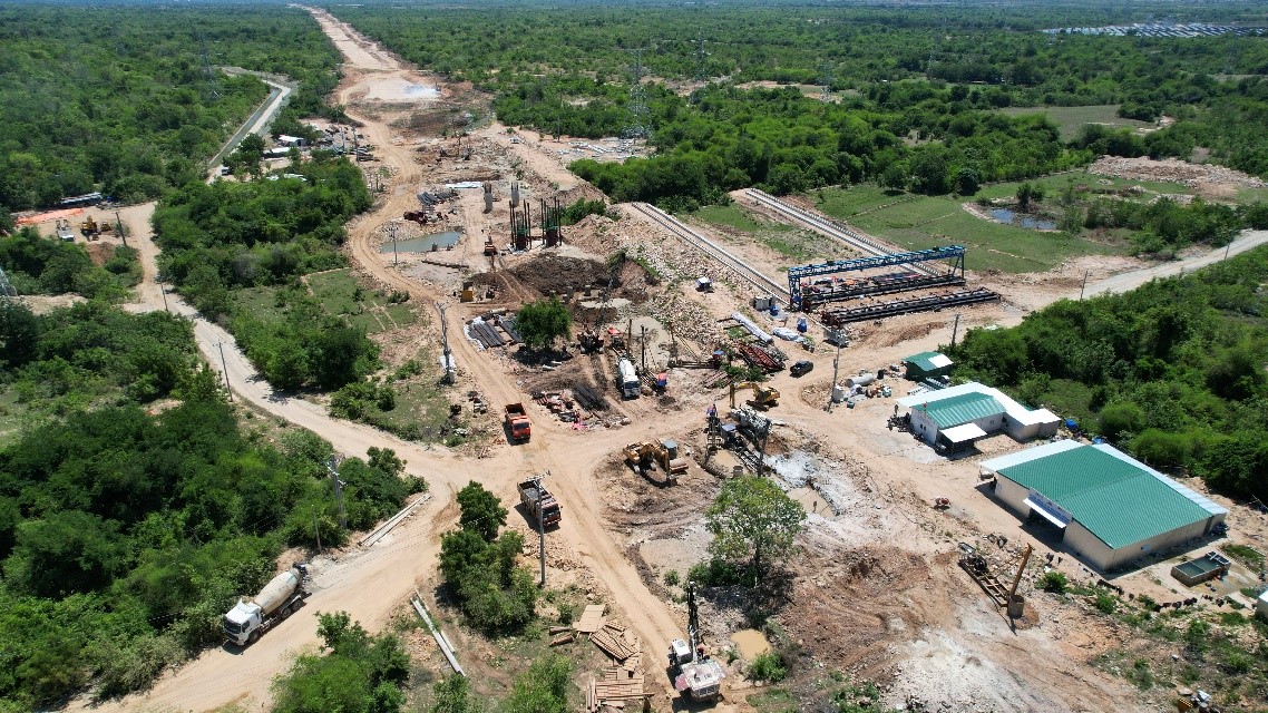 Ngoài các hạng mục hầm và đường chính, trên tuyến còn có 26 cầu, 3 nút giao liên thông, 9 cầu vượt trực thông, 45 hầm chui dân sinh, 257 cống ngang.