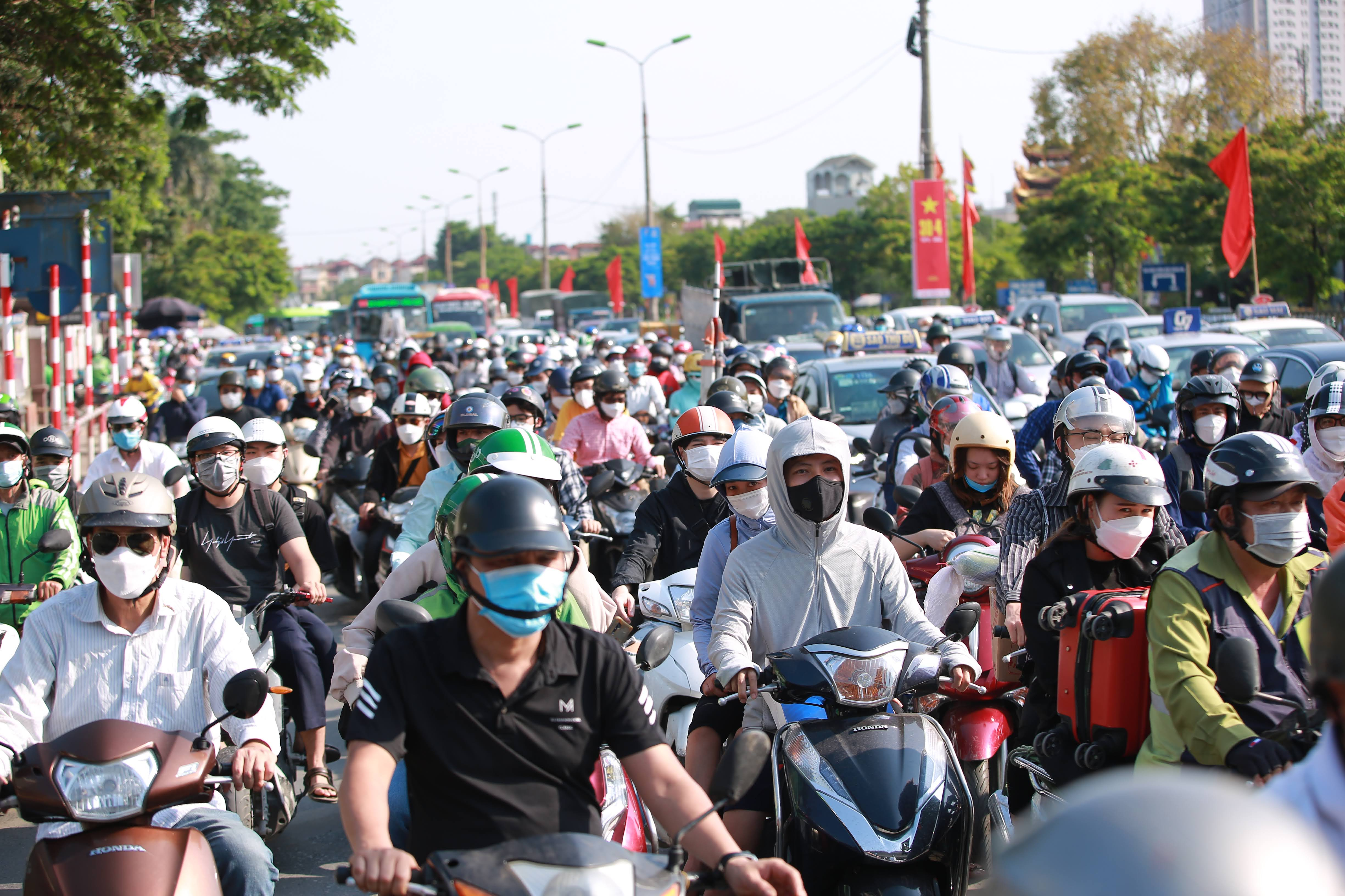 Lượng phương tiện ùn ứ kéo dài ở các cửa ngõ TP Hà Nội vào chiều ngày 4/5