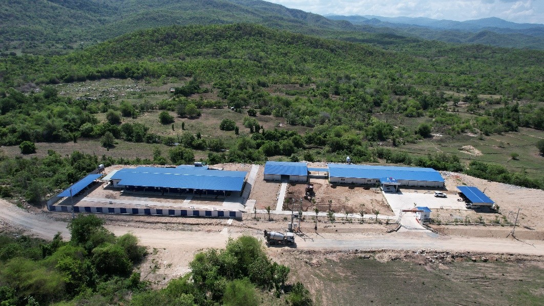 Cao tốc Cam Lâm - Vĩnh Hảo dự kiến sẽ hoàn thành vào quý 3/2024, góp phần từng bước hình thành tuyến đường bộ cao tốc Bắc - Nam phía Đông, nâng cao năng lực vận chuyển hàng hoá, thông thương trong khu vực, phù hơp với định hướng và quy hoạch phát triển hạ tầng giao thông vận tải, kết nối tất cả các trung tâm kinh tế phía Nam Trung Bộ và vùng kinh tế trọng điểm Đông Nam Bộ, hoàn thiện kết cấu hạ tầng đồng bộ và tạo động lực phát triển đột phá kinh tế - xã hội.
Ông Hồ Đình Chung – Tổng Giám đốc Tập đoàn Đèo Cả cho biết, ngoài cao tốc Cam Lâm – Vĩnh Hảo thì ở các dự án khác như hầm Thung Thi (gói thầu thuộc dự án cao tốc Mai Sơn - Quốc Lộ 45) và hầm Trường Vinh (thuộc dự án cao tốc Nghi Sơn - Diễn Châu), cầu Cửa Lục 3 (ở tỉnh Quảng Ninh) do Tập đoàn Đèo Cả đứng đầu liên danh nhà thầu đều tổ chức thi công không nghỉ lễ.