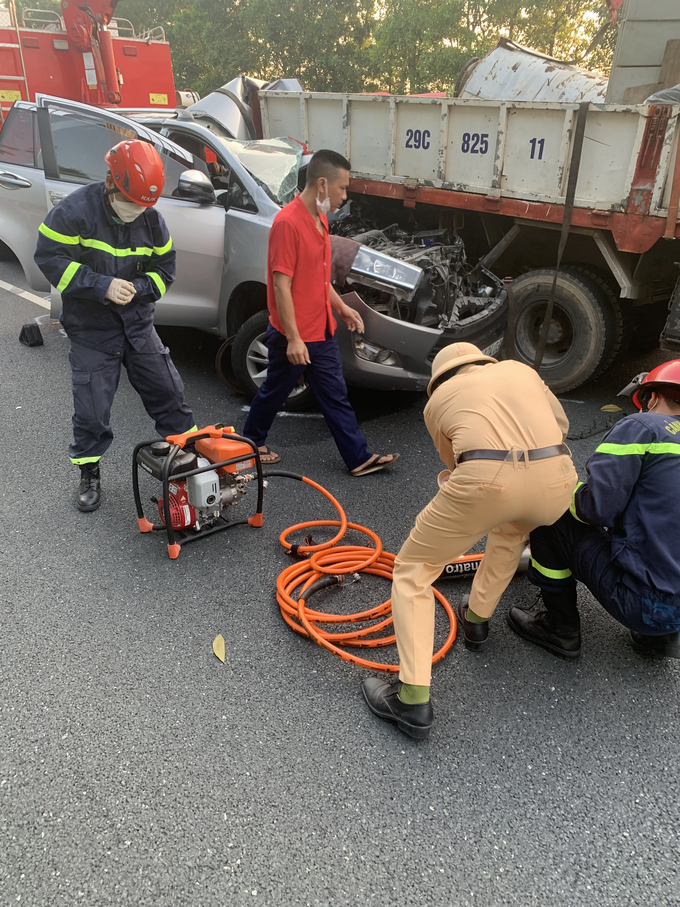 Lực lượng chức năng tổ chức cứu nạn