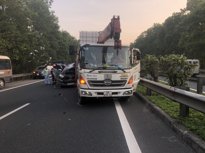 Hình ảnh tại hiện trường cho thấy xe 7 chỗ nát đầu do tông trực diện vào đuôi xe tải. Hai phương tiện nằm chắn 2 làn trên đường cao tốc.