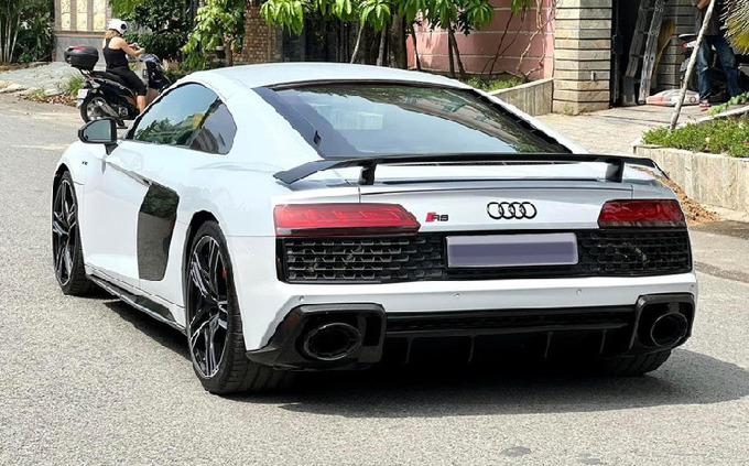 Thiết kế đuôi xe Audi R8 V10 đời mới nhất đầu tiên xuất hiện tại Việt Nam. Ảnh: Phạm Lợi

