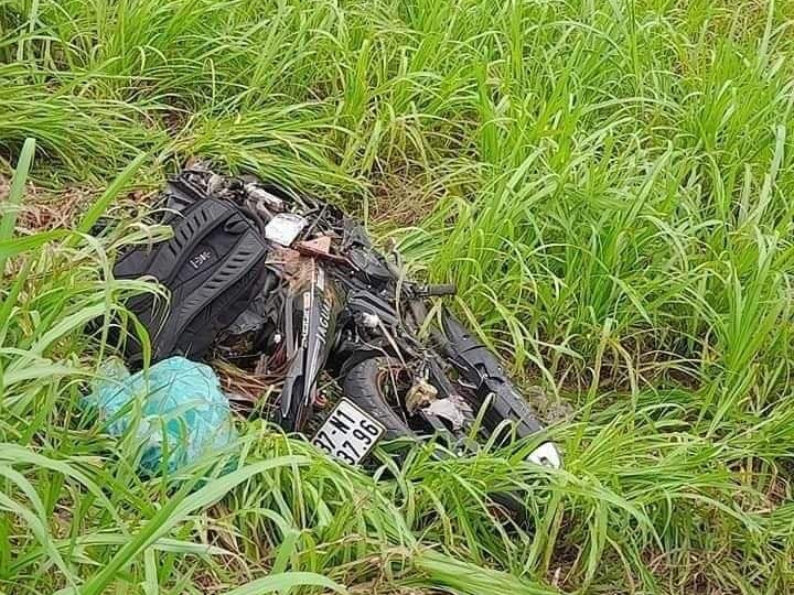 Chiếc xe máy hư hỏng nặng tại hiện trường 