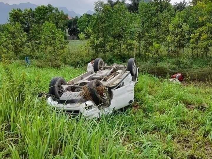 Chiếc ô tô lật ngửa tại hiện trường vụ tai nạn 