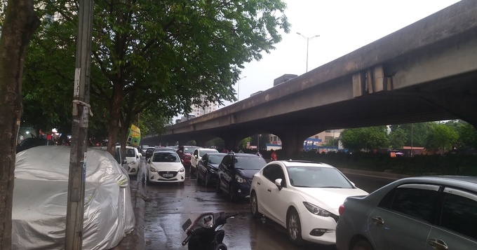 Theo ghi nhận trong nhiều ngày qua của PV Tạp chí Giao thông vận tải, khu vực trước cửa Khu đô thị Kim Văn - Kim Lũ (quận Hoàng Mai, TP.Hà Nội) nằm trên đường Nghiêm Xuân Yên luôn diễn ra tình trạng hàng trăm ô tô đỗ tràn vỉa hè, lòng đường gây ách tắc nghiêm trọng khiến người tham gia giao thông bức xúc.