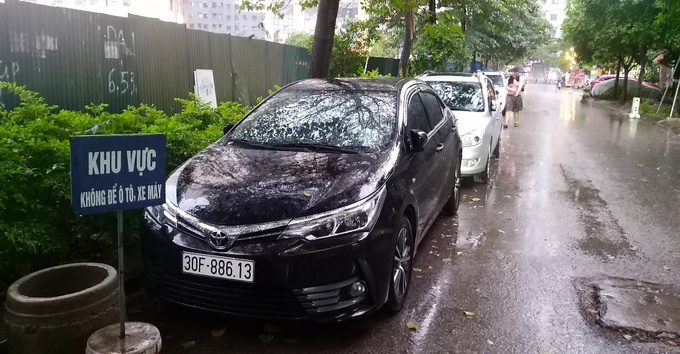 Phớt lờ biển báo cấm đỗ xe, hàng chục ô tô vẫn ngang nhiên vi phạm như chỗ không người