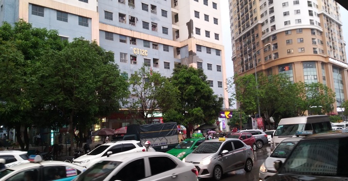 Theo quan sát của PV Tạp chí Giao thông vận tải, điểm nóng nhất là tại phía trước sảnh của 2 tòa CT12B và CT12C, hàng chục ô tô rồng rắn xếp hàng dừng đỗ tràn lan trên vỉa vè, lòng đường khiến giao thông trong khu vực trở nên vô cùng ngột ngạt. 