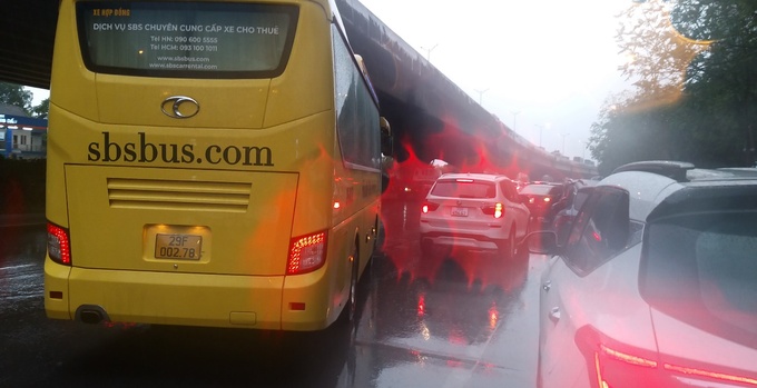 Ùn tắc liên miên tại khu vực đường Nghiêm Xuân Yên do các xe dừng đỗ trước cửa các tòa chung cư của khu đô thị Kim Văn - Kim Lũ