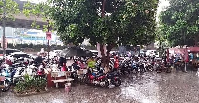 Các bãi trong xe máy trên vỉa hè cũng luôn trong tình trạng quá tải. Qua tìm hiểu của PV Tạp chí Giao thông vận tải, Khu đô thị Kim Văn Kim Lũ chỉ có 1 tầng hầm để gửi xe máy,  không có chỗ để xe ô tô. Trước đó, vào năm 2017, bãi đỗ xe ô tô bất hợp pháp trong khu vực đã được các cơ quan chức năng yêu cầu ngưng hoạt động. Tuy nhiên, hiện nay, tình trạng đỗ xe trái phép trên vỉa hè dưới lòng đường Nghiêm Xuân Yên vẫn công nhiên vi phạm nhưng vắng bóng lực lượng chức năng kiểm tra, xử lý.