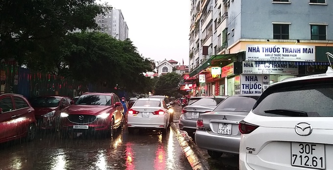 Các xe ô tô thi nhau “ điền vào chỗ trống” từ lòng đường đến vỉa hè xung quanh các tòa chung cư của khu đô thị Kim Văn - Kim Lũ. Anh Bùi Ngọc Sơn, cư dân sống tại tòa CT12C bức xúc: 