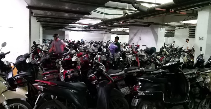 Khung cảnh quá tải trong hầm xe của 3 tòa CT12A, CT12B và CT12C của khu đô thị Kim Văn - Kim Lũ