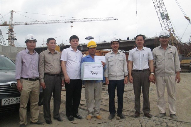 Ông Quách Xuân Vinh -Phó Chủ tịch Công đoàn GTVT VN đã động viên người lao động khắc phục khó khăn trong quá trình thực tế thi công tại công trường, hoàn thành tốt nhiệm vụ.