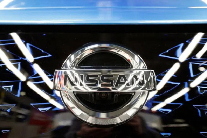 Logo Nissantrên một chiếc xe hơi trước cuộc họp báo tại nhà máy Sunderland của Nissan ở Sunderland, Anh. (Ảnh: Reuters)