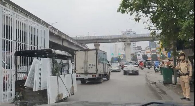 Nhiều phương tiện tự chế, chở hàng cồng kềnh không bị lực lượng chức năng ngăn chặn, xử phạt ngay cả khi đã “lướt qua nhau”.