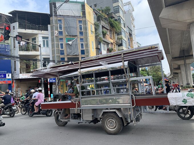 Dọc tuyến đường Đê La Thành có thể bắt gặp rất nhiều trường hợp chở tôn, sắt, thép hay đồ gia dụng như giường, tủ,… vô cùng cồng kềnh và thiếu an toàn.  