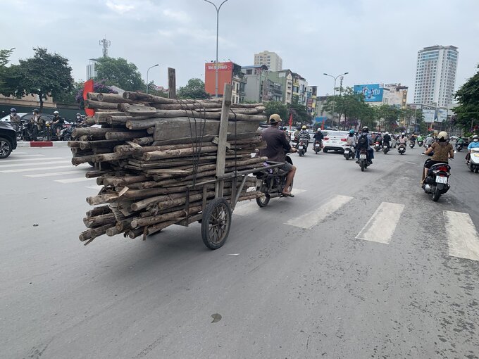 Điểm chung của những “hung thần xa lộ” này là đều chất hàng cồng kềnh, cao ngất nhưng chỉ chằng buộc bằng vài sợi dây mỏng manh.