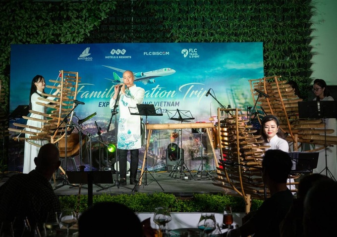 Đoàn du khách được trải nghiệm các đêm nhạc đậm nét văn hoá Việt Nam với dàn nhạc chế tác 100% bằng tre trúc.