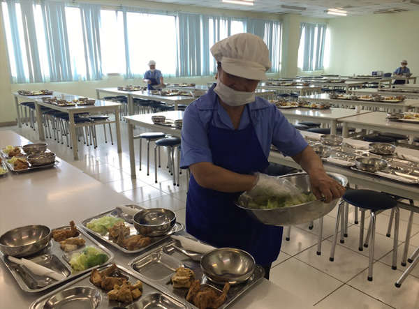 Chuẩn bị suất ăn trưa cho người lao động. Ảnh minh họa