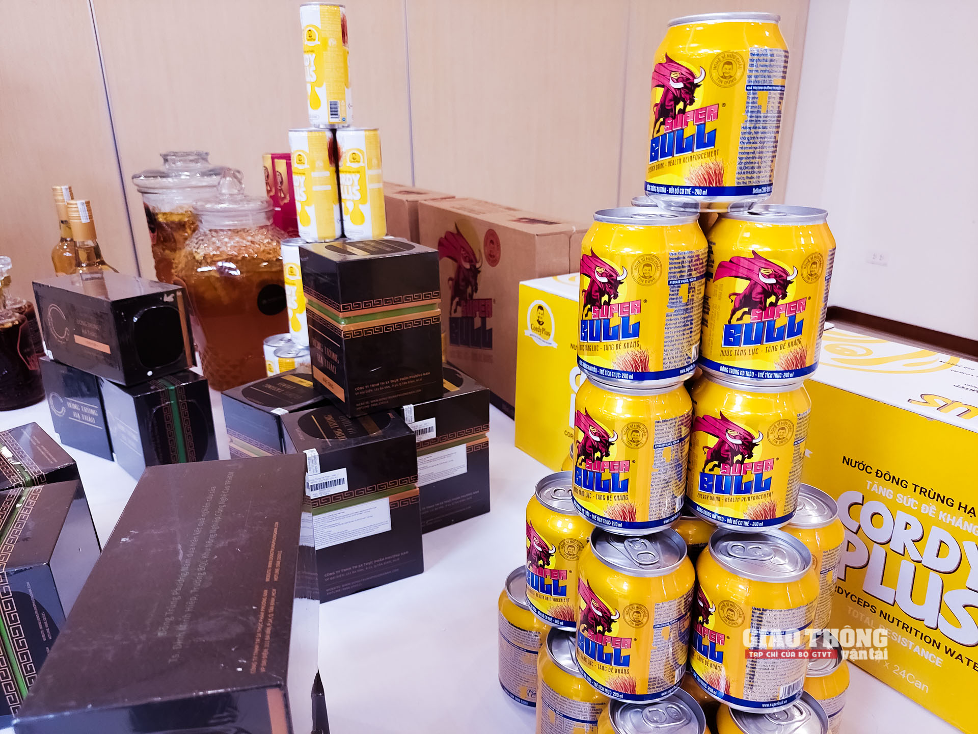 Sản phẩm nước tăng lực tăng đề kháng Super Bull của Công ty Phương Nam được Nghệ sĩ Hữu Châu tin dùng