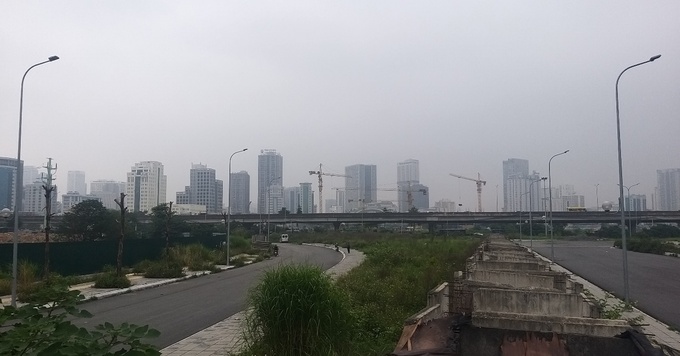 Đây là dự án trọng điểm của TP.Hà Nội nối liền giữa đường Phạm Hùng thuộc địa phận quận Nam Từ Liêm đến khu đô thị Vân Canh thuộc huyện Hoài Đức với tổng chiều dài khoảng 6km, tổng vốn đầu tư khoảng 1.500 tỷ đồng , sử dụng nguồn ngân sách của thành phố. Tuyến đường được chia làm 3 đoạn khác nhau, trong đó đoạn quan trọng nhất dài 3,5km  từ đường Lê Đức Thọ kéo dài tới QL70 đã được thông xe. Hai đoạn còn lại đang được thi công dở dang là đoạn đầu nối nút giao Phạm Hùng (gần bến xe Mỹ Đình) đến đường Lê Đức Thọ dài khoảng 1,1km và đoạn cuối nối đường QL70 với khu đô thị Vân Canh thuộc huyện Hoài Đức dài khoảng 500m. Tuy nhiên, sau hơn 5 năm tổ chức triển khai (khởi công năm 2017), đoạn đầu nối giữa trục đường Phạm Hùng và Lê Đức Thọ với đang trong tình trạng ngổn ngang phế liệu, chưa hẹn ngày hoàn thành