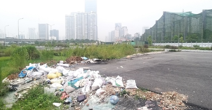 Đặc biệt, nhiều khu vực trên tuyến còn trở thành những bãi rác thải khổng lồ, bốc mùi hôi thối 