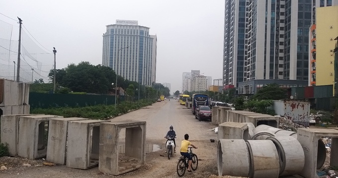 Vật tư, cống bê tông đúc sẵn phục vụ thi công bày bừa ngổn ngang giữa công trường  