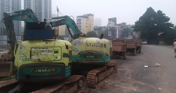 Các loại máy xúc, máy đào to nhỏ nằm án binh bất động