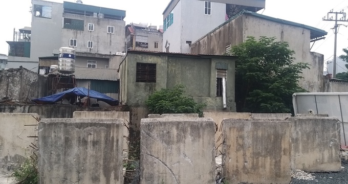 Nhiều ngôi nhà của các hộ dân chưa được đền bù, giải tỏa nằm chính giữa cung đường dự án đang triển khai. 