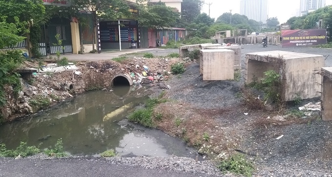 Nước thải bốc mùi hôi thối từ ống cống xả thẳng ra công trường
