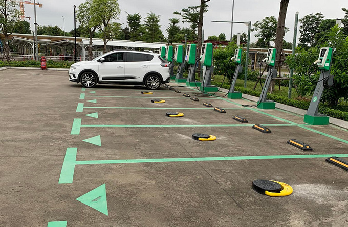 Trạm sạc xe điện VinFast có thiết bị chống đỗ xe trái phép. Ảnh: Đỗ Mạnh Trường.

