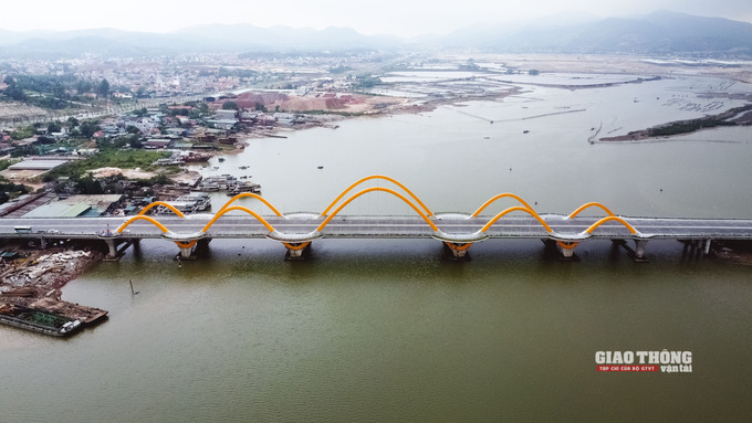 Dự án xây dựng cầu Cửa Lục 1 có tổng chiều dài 4.569m. Phần cầu chính dài 885m được thiết kế 5 nhịp vòm bằng ống thép nhồi bê tông kết hợp với bê tông cốt thép dự ứng lực. Hai bên cầu có vỉa hè cho người đi bộ, sàn vọng cảnh và bồn hoa tạo cảnh quan du lịch.