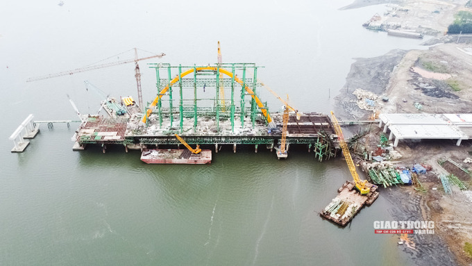 Đến nay, phần đường và cầu dẫn do Tập đoàn Đèo Cả thi công phía phường Hà Khánh đã hoàn thành 6/6 mố trụ, lao lắp 4/5 nhịp dầm, đúc 67/70 phiến dầm, hoàn thành thi công 7/7 đốt cống hộp dọc, 6/6 đốt tường chắn chữ U, sản lượng thi công đạt 80%.

Đối với phía bờ xã Thống Nhất, nhà thầu Đèo Cả đã đắp được 1.220/1.460m đường công vụ, khoan 268/336 cọc khoan nhồi, 12/336 trụ dầm bản cứng. Phần đường dẫn hoàn thành đắp 16.000m2 đá hộc, các hạng mục do Tập đoàn Đèo Cả thi công đã đạt sản lượng khoảng 45%.