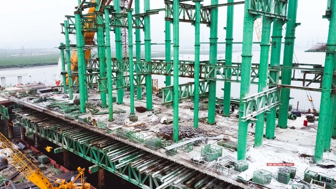 Phần cầu chính của cầu Cửa Lục 3 do nhà thầu Trung Chính đảm nhiệm. Đến nay, nhà thầu đã hoàn thành 3/3 trụ (T6-T8), 3/3 đốt K0, lắp đặt vòm thép đạt 100%; Đang triển khai thi công bê tông dầm hộp và bơm bê tông nhồi vòm, sản lượng đạt 85%.