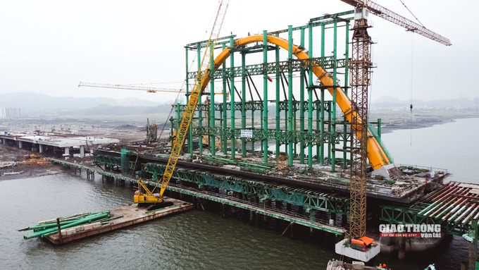 Với phương án thiết kế kiến trúc “Mặt trời trên vịnh Hạ Long”, cầu Cửa Lục 3 được bố trí 2 vòm thép cùng dây văng tại vị trí sảnh ngắm cảnh và nằm “nghiêng cách điệu” bố trí so le hai bên của nhịp dẫn nhằm tránh sự đơn điệu cho kết cấu vòm chính và tạo ra các điểm nhấn về du lịch và cảnh quan. Đồng thời, chiều cao của vòm thép tại nhịp chính được điều chỉnh để tạo nên điểm nhấn với hình tượng mặt trời trên vịnh Cửa Lục.