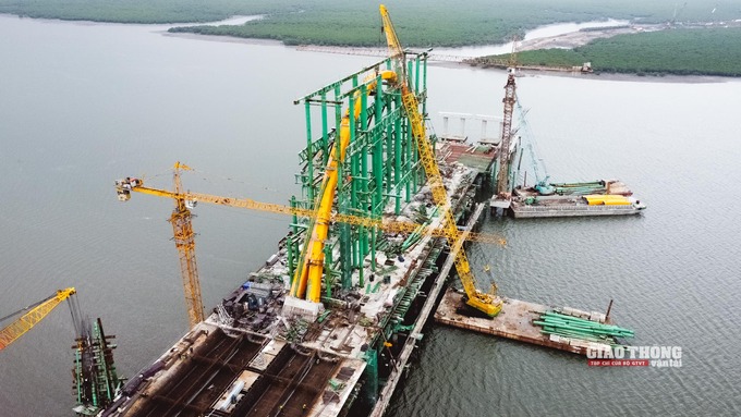 
Đại diện Tập đoàn Đèo Cả cho biết, về tiến độ tổng thể, trong tháng 6/2022, nhà thầu sẽ hoàn thành lao lắp dầm phía Hà Khánh; Tháng 7/2022, hoàn thành bản mặt cầu phía Hà Khánh; Tháng 8/2022, hoàn thành cầu dẫn phía Hà Khánh và hoàn thành cọc khoan nhồi phía Thống Nhất; Tháng 10/2022, hoàn thành mố, trụ cầu phía Thống Nhất; Tháng 11/2022, hợp long với cầu chính; tháng 12/2022, hoàn thành hệ thống chiếu sang; 31/12/2022, hoàn thiện công trình đưa vào sử dụng.
