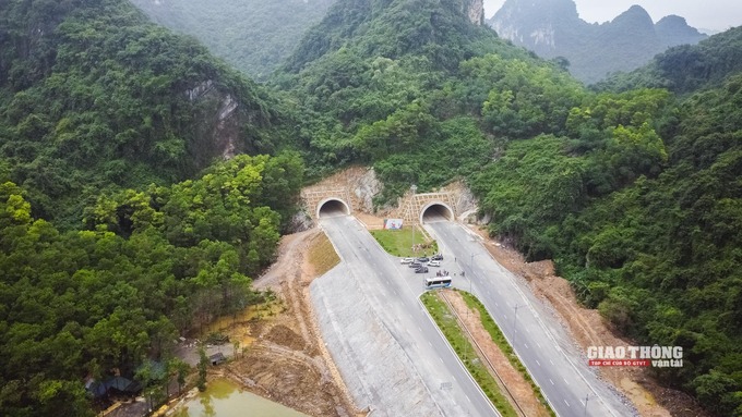 Đối với hạng mục hầm của dự án, đại diện Tập đoàn Đèo Cả cho biết, đến nay phần trong hầm đã hoàn thành 100% sản lượng. Riêng phần ngoài hầm đã hoàn thành đường cửa hầm, trồng cỏ mái cơ. Nhà thầu đang tổ chức thi công trạm điện, trạm bơm và chuẩn bị lắp đặt thiết bị gioa thông thông minh, phòng cháy chữa cháy.