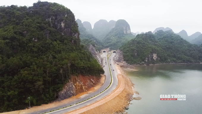 Việc thực hiện đường hầm xuyên núi thay cho giải pháp xẻ núi làm đường được đánh giá là sẽ làm giảm thiểu tác động môi trường, giữ gìn cảnh quan bên bờ vịnh Hạ Long và vịnh Bái Tử Long, hạn chế nguy cơ sạt lở đất đá mái ta luy 2 bên tuyến.