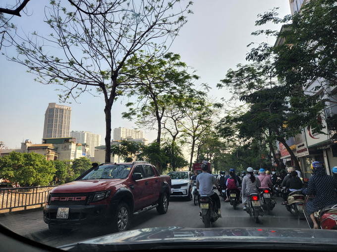 Phía sông Tô Lịch đang được thi công, các phương tiện tham gia giao thông trên tuyến đường Vũ Tông Phan ít nhiều bị ảnh hưởng. Nếu vì các phương tiện dừng, đỗ tự do khiến tắc đường ngay tại khu vực công trường với toàn những máy móc lớn thì sẽ vô cùng nguy hiểm.