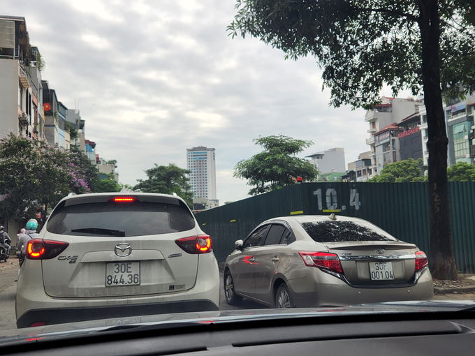 Tương tự, phía bờ sông bên đường Thượng Đình, tình trạng đỗ xe trái phép dưới lòng đường cũng diễn ra phổ biển, là nguyên nhân gây ùn tắc giao thông. Đặc biệt là đoạn từ chùa Tam Huyền đến quán phở sạch, số 10 Thượng Đình.