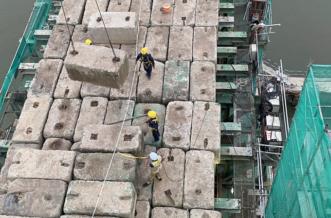 Vật chuyển vật liệu, trang thiết bị dự án trên sông Tiền