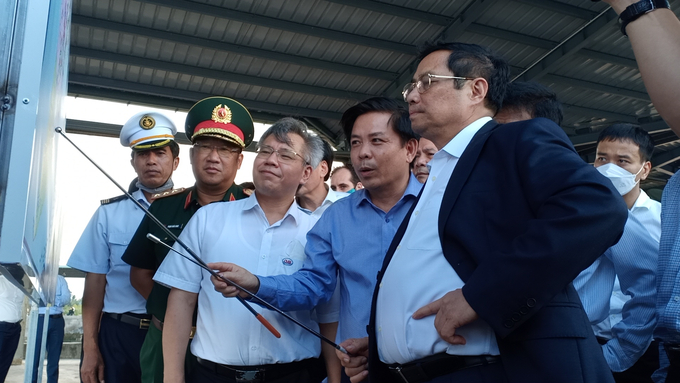 Bộ trưởng Bộ GTVT Nguyễn Văn Thể (thứ 2 từ phải sang) báo cáo Thủ tướng Chính phủ Phạm Minh Chính về sơ đồ các hướng tuyến kết nối giao thông đường bộ khu vực ĐBSCL và cảng Trần Đề tỉnh Sóc Trăng. Ảnh: G.M