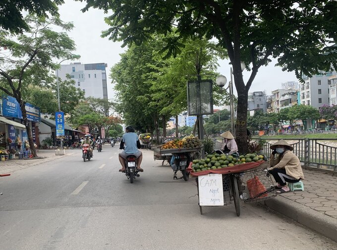 Lối tiếp đoạn đường có tình trạng xe dừng đỗ tự do, chúng ta bắt gặp tình trạng bán hàng lấn chiếm lòng đường, vỉa hè. 