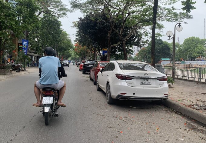 Các phương tiện “vô tư” đỗ dưới lòng đường. Thời gian dừng, đỗ có thể kéo dài… cả ngày, tùy vào chủ nhân mỗi chiếc xe.