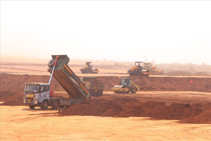 Hiện nay, có 2 gói thầu thuộc dự án đã được khởi công thực hiện gồm: san nền và thoát nước, thi công móng cọc nhà ga hành khách (ảnh: Hà Anh Chiến)