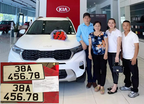 Gia đình bà Lý may mắn bốc được biển số 