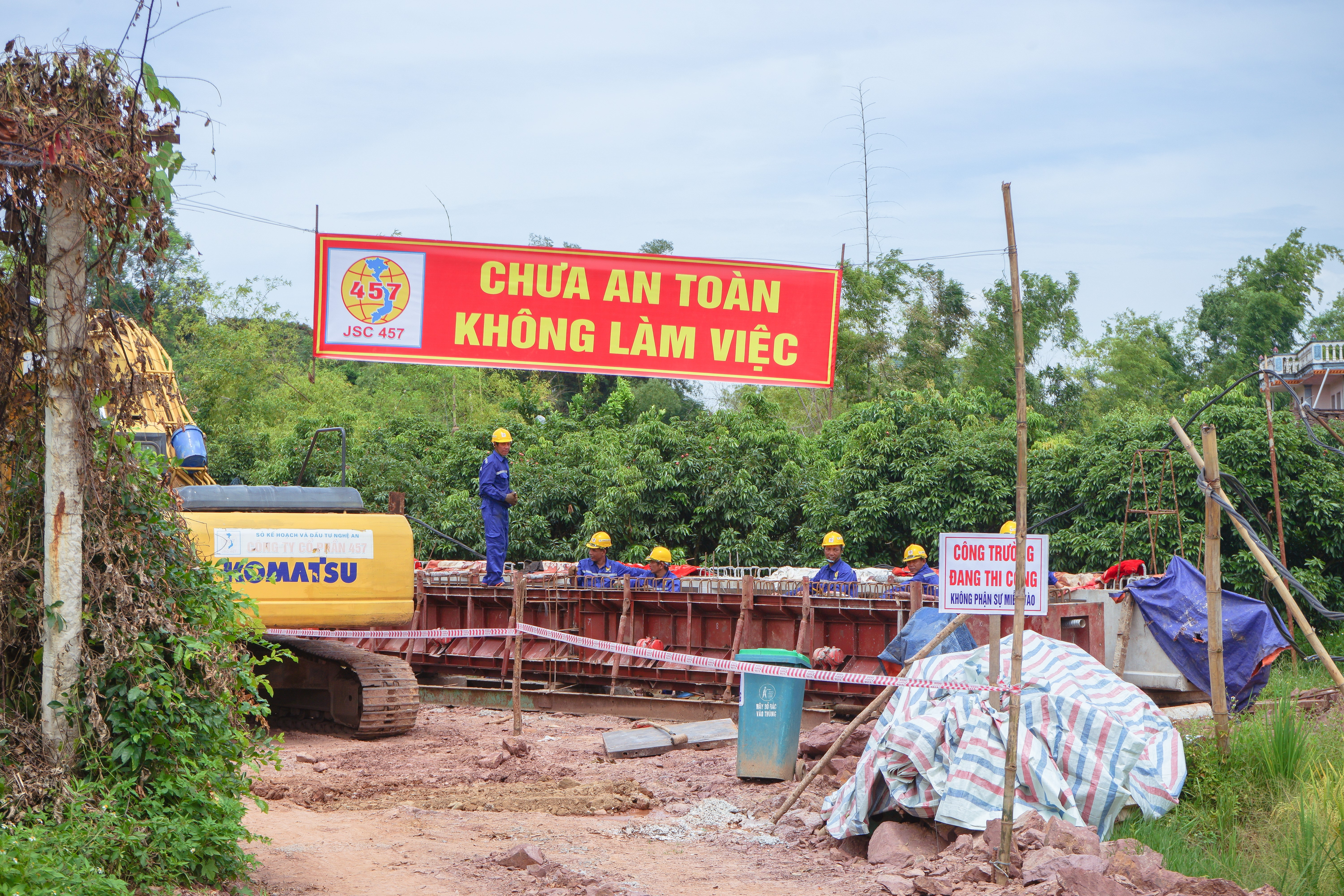 Công trường xây dựng cầu treo dân sinh tại vùng sâu vùng xa tỉnh Bắc Giang