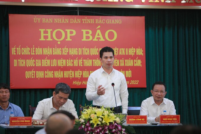 Chủ tịch huyện Hiệp Hòa Hoàng Công Bộ chủ trì họp báo